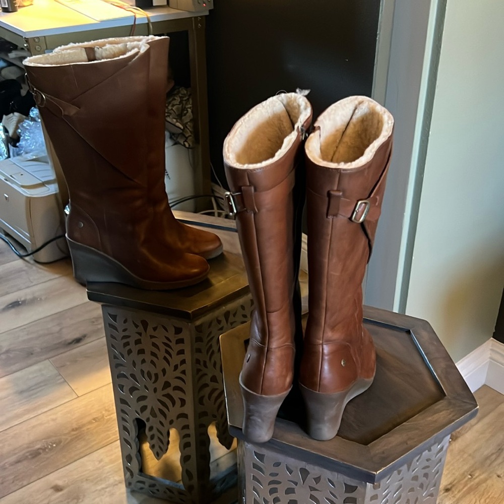 🛑 1 hour sale. UGG, size 7, Corinth Wedge leather & shearling Boots, EUC - Picture 4 of 16